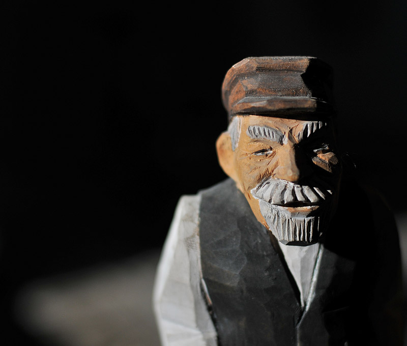 En liten träskultur som ska föreställa Johan Alfred, Jans far, ladugårdskarlen From i nånga av Jans texter. Foto: Jan Wolf-Watz.